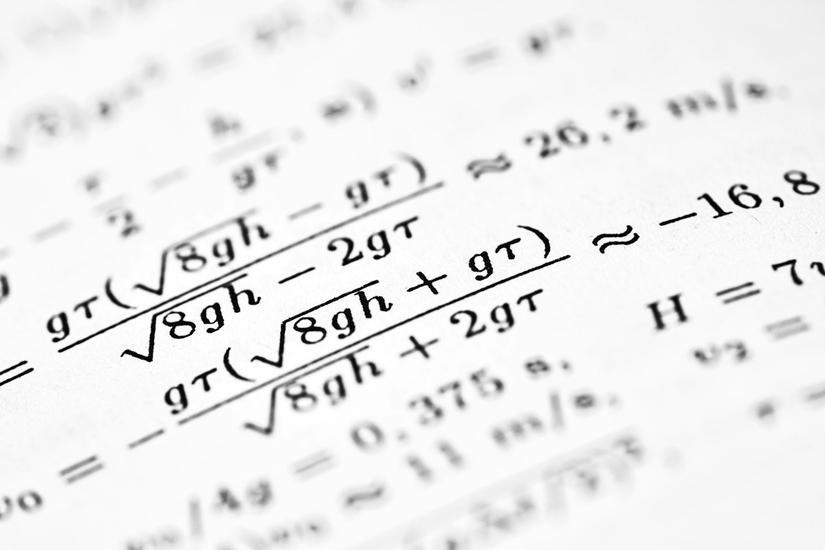 Hoja con fórmulas de física