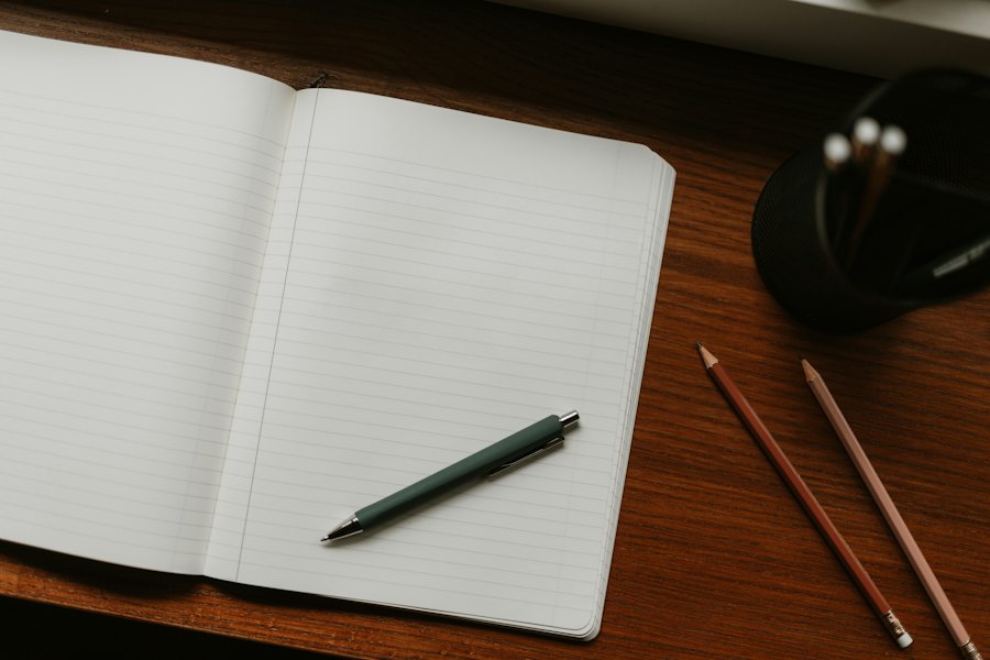 Cuaderno en blanco y lápices sobre una mesa de madera
