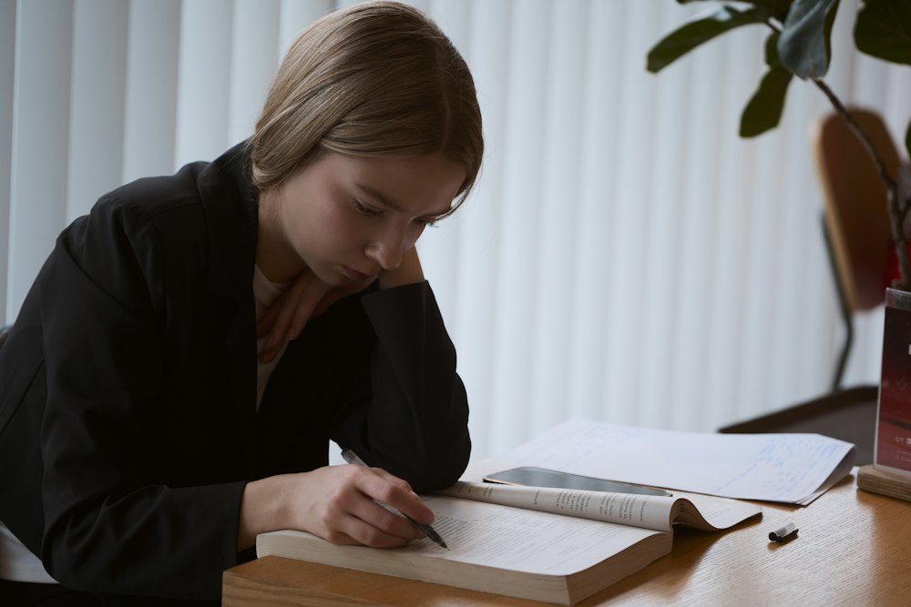 Joven estudiando con un libro abierto