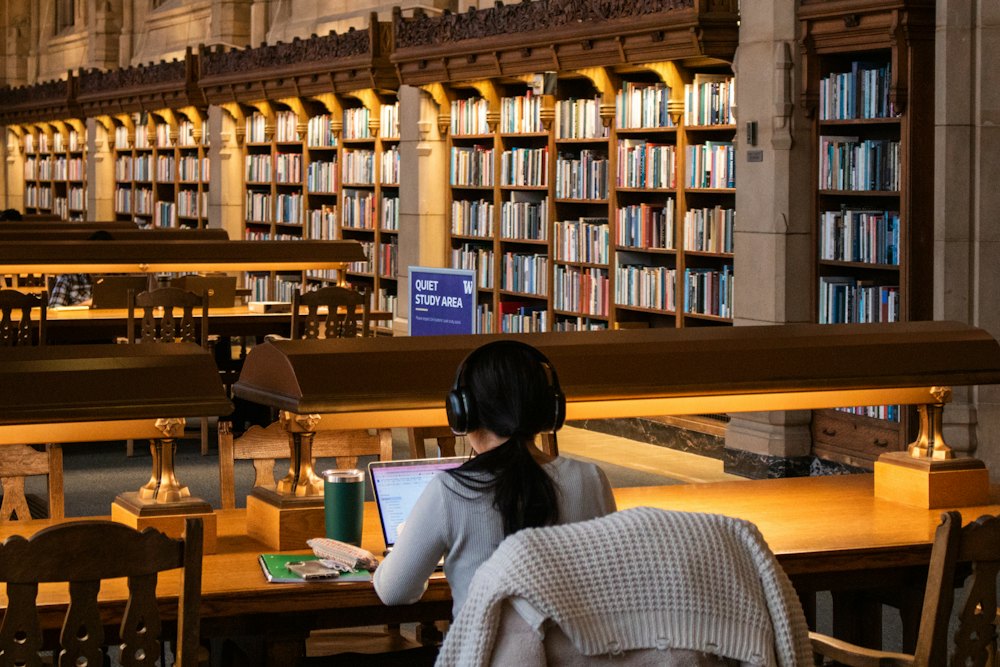 Estudiante trabajando en una biblioteca
