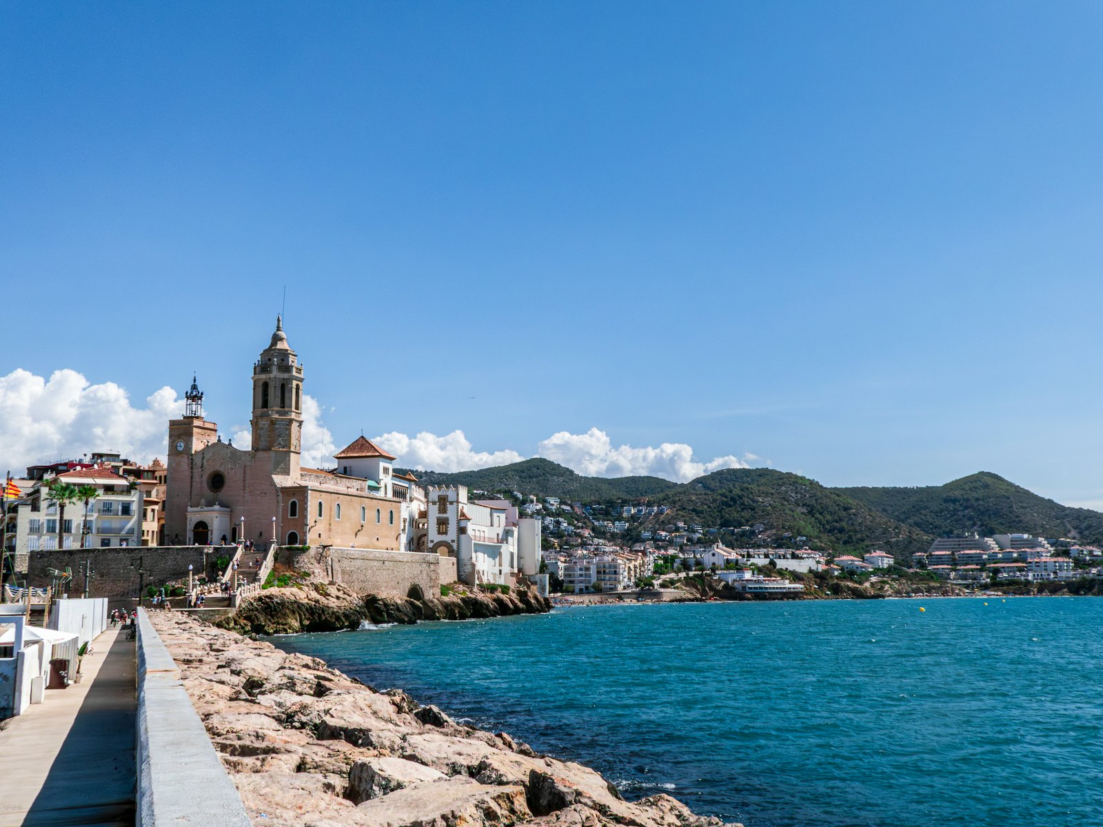 La iglesia de Sant Bartomeu i Santa Tecla sobre el mar en Sitges